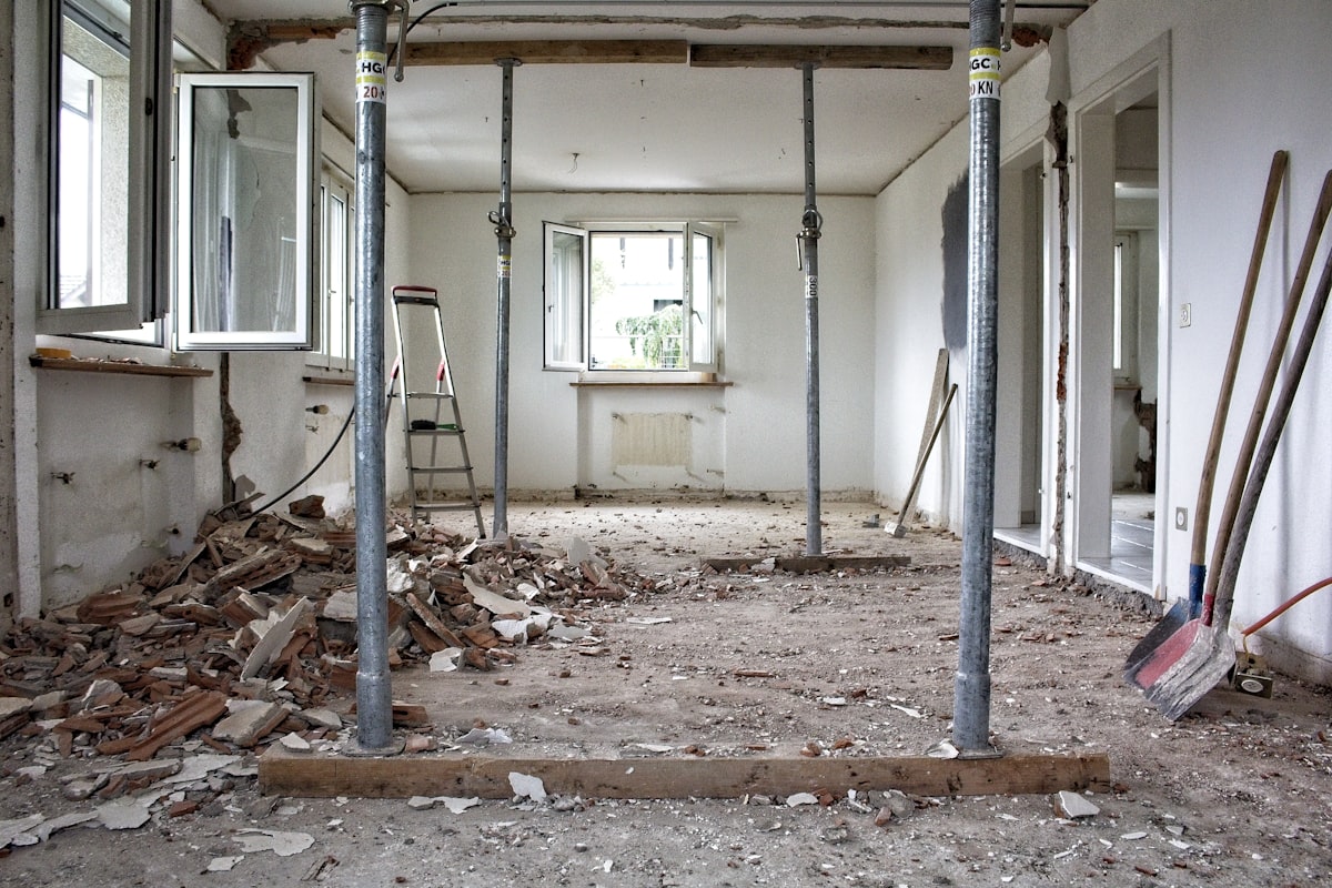 Pièce d'un logement mise à nu pendant un chantier de rénovation