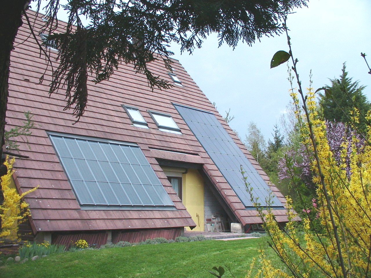 Panneaux solaires thermiques et photovoltaïques intégrés en toiture